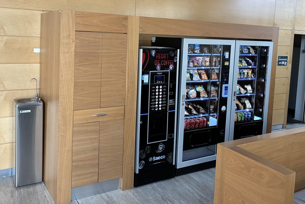 Instalación modular de Sajara Vending: cafetera Saeco y dos máquinas de snacks, bebidas y comida saludable en una oficina